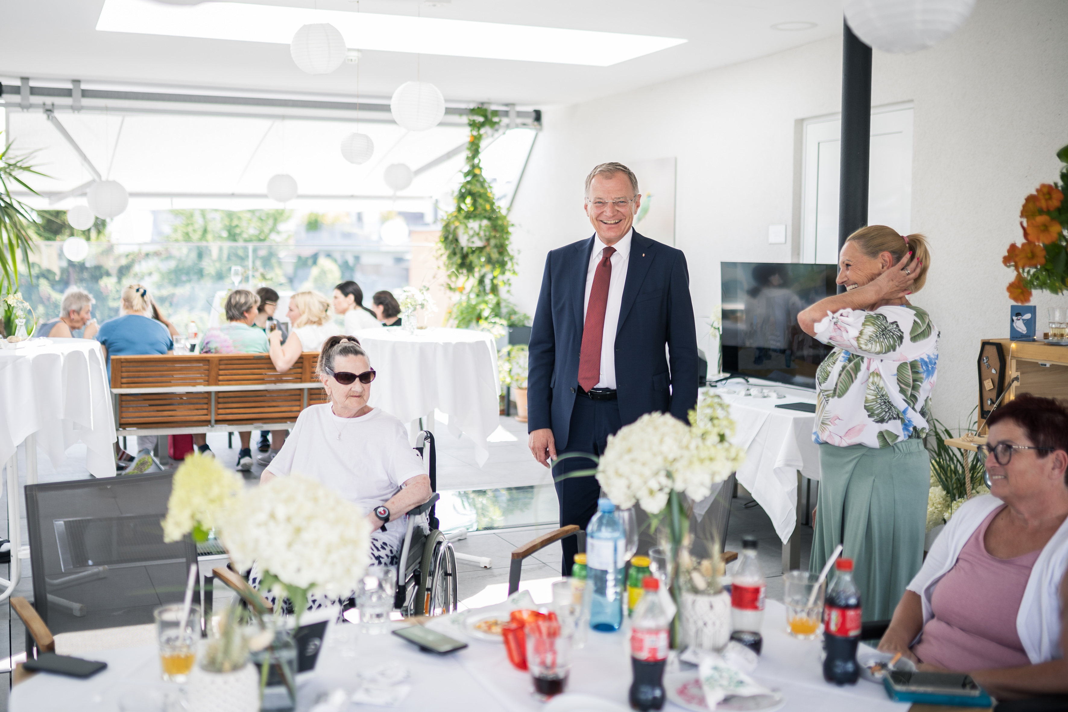 Begrüßung Landeshauptmann / Land OOE Landeshauptmann Thomas Stelzer lacht in die Kamera