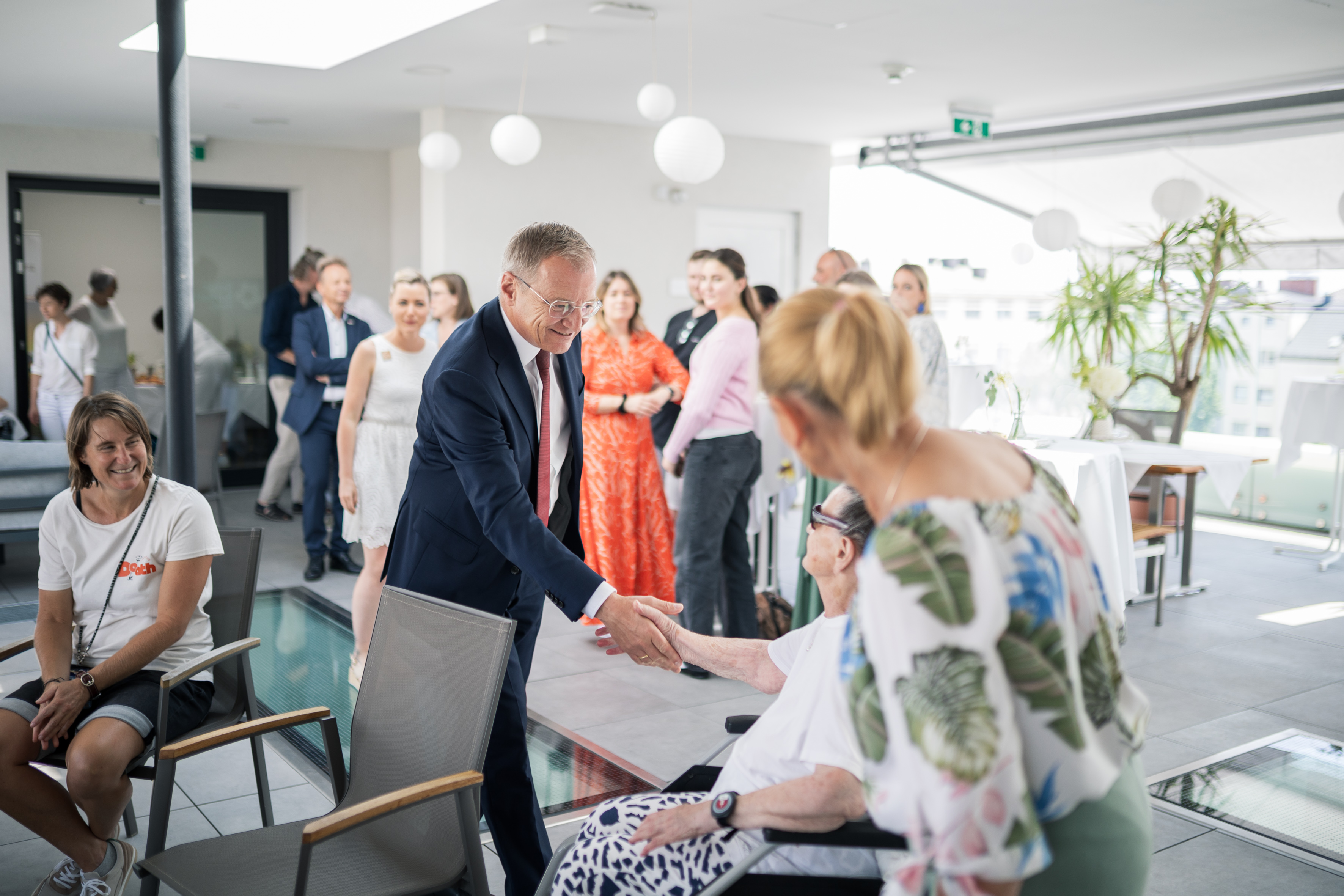 Begrüßung Landeshauptmann / Land OOE Landeshauptmann Thomas Stelzer begrüßt die Anwesenden im Sankt Barbara Hospiz, darunter eine Bewohnerin